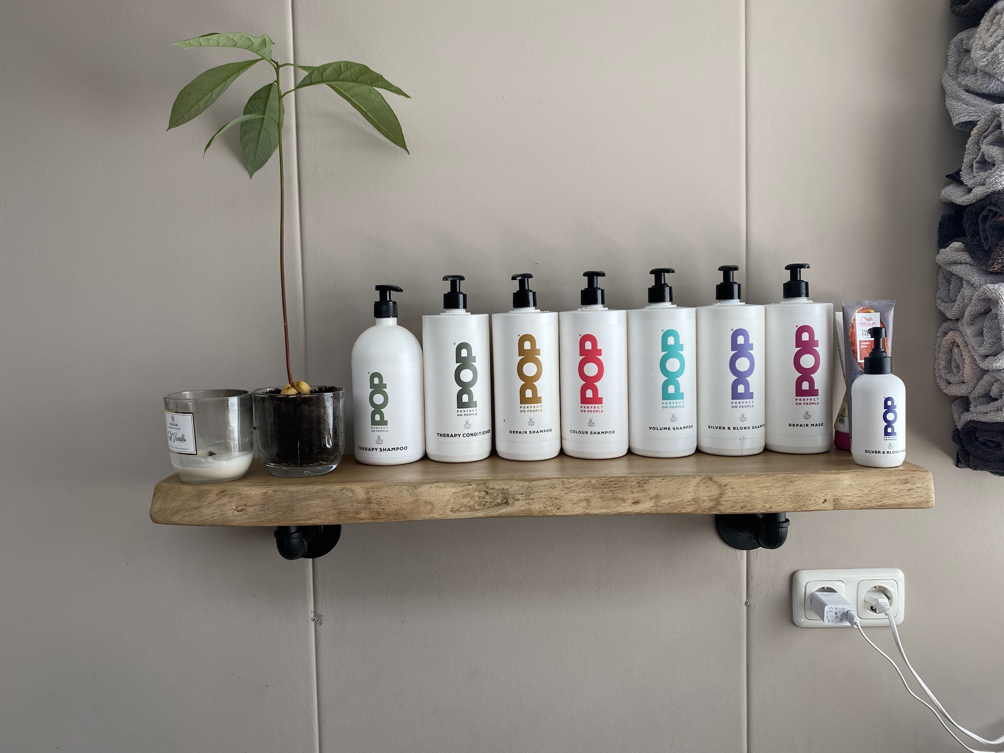 De plank met de POP-verzorgingsproducten in de salon